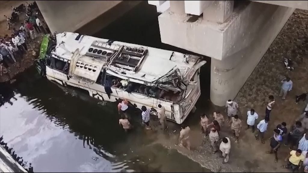 Intian bussiturmassa kuoli kymmeniä ihmisiä.