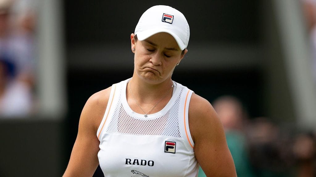 Australialainen tenniksen maailmanlistan ykkönen Ashleigh Barty putosi Wimbledonin tennisturnauksen neljännesvälierissä.