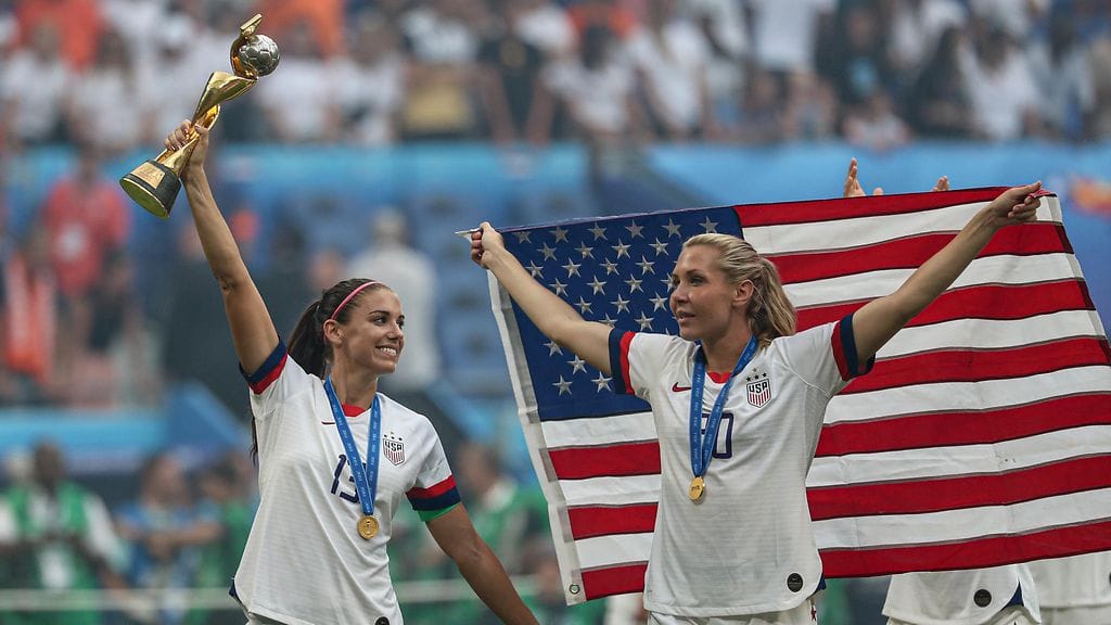 Allie Long pudotti Yhdysvaltojen lipun maahan ja se aiheutti someraivon.