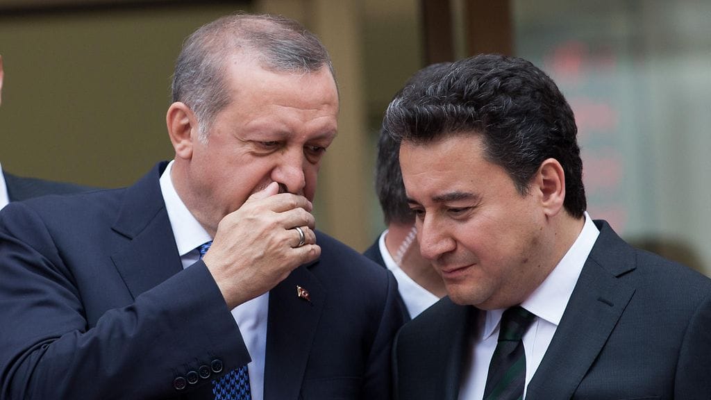 Ali Babacan (oik.) huhutaan suunnittelevan presidentti Recep Tayyip Erdoganin (vas.) haastamista
