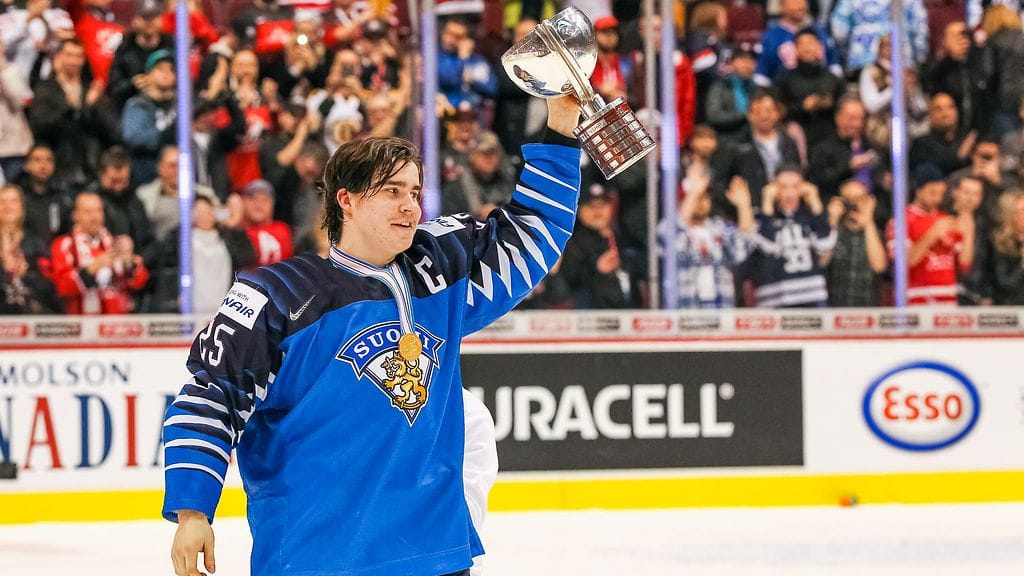 Aarne Talvitie sai juhlia MM-pokaalin kanssa.