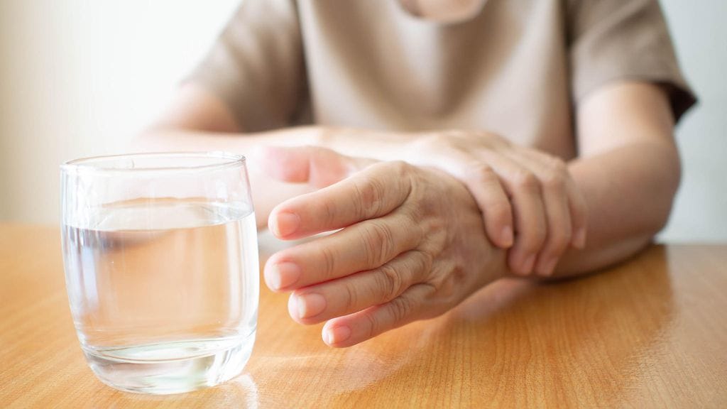 Parkinsonin tautiin liittyy esimerkiksi vapinaa, liikkumisen hidastumista sekä lihasjäykkyyttä. Kuvituskuva.