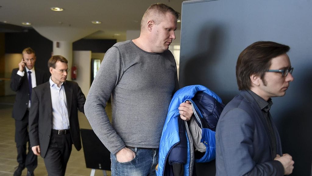 Aarnion apuri Thorolf Mikael Runeberg (keskellä) Helsingin käräjäoikeudessa 4. helmikuuta 2016.