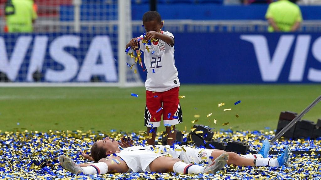 Yhdysvaltojen Tobin Heath otti ilon irti konfetissa pyörimisestä.