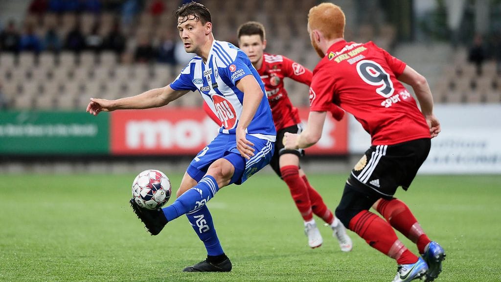 Kaan Kaarinen vauhdissa HB Torshavnia vastaan.