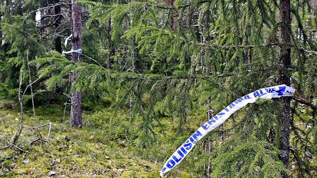 Poliisin eristysnauha muistutti naisen surmasta Tampereen Hervannassa 5.9.2011.
