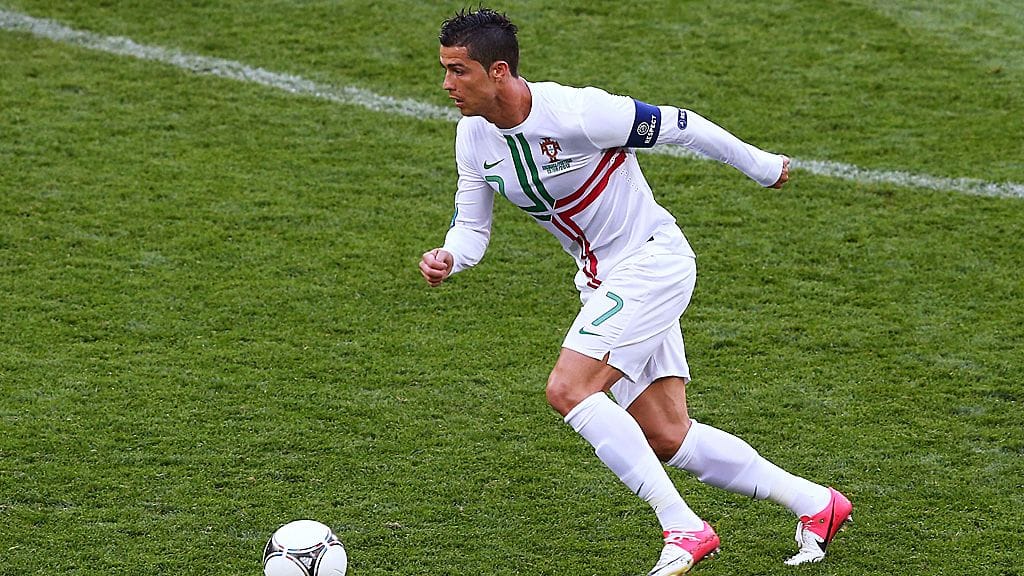 Portugalin Cristiano Ronaldo jahtaa maaleja Hollantia vastaan.