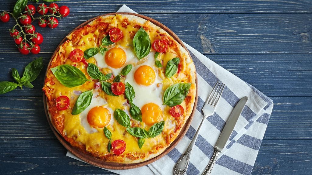 Kananmuna tuo pizzaan aamupalamaisuutta. Kuvituskuva.