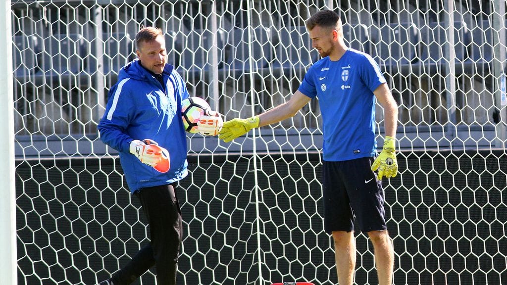Antti Niemi (vas.) antaa ohjeita nykyään muun muassa jalkapallomaajoukkueen Lukas Hradeckylle.