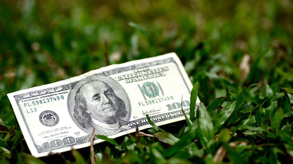 Georgialasella maantiellä koettiin kummia, kun liikenteen sekaan levisi eräästä autosta kylmää käteistä.