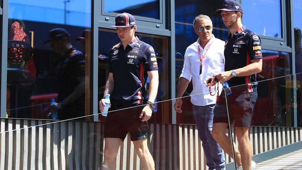 Pierre Gasly (oikealla) käyttää Iso-Britannian GP:ssä Max Verstappenin (vasemmalla) säätöjä.