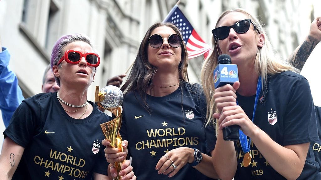 Mestaruutta Megan Rapinoen (vas.) ja Alex Morganin kanssa juhlinut keskikenttäpelaaja Allie Long (oikealla) hämmensi kohuvideolla.