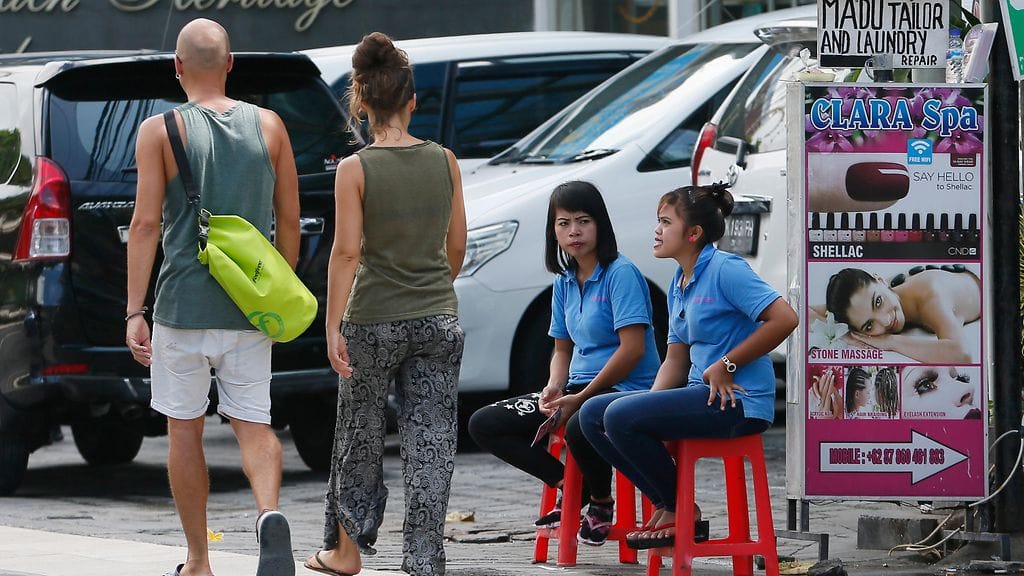 Turismi on merkittävä tulonlähde muun muassa Indonesiassa. Maa toivottaa matkailijat tervetulleiksi, mutta nk. kerjuureissaajia se ei halua.