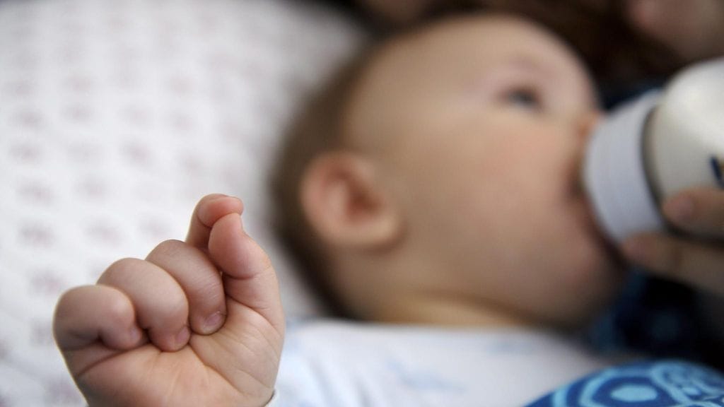 Kuvituskuva. Ranskassa on määrä julkistaa tänään lääketieteellinen raportti tapauksista, joissa vauvat ovat syntyneet joko ilman käsiä tai heidän kätensä ovat olleet epämuodostuneita.