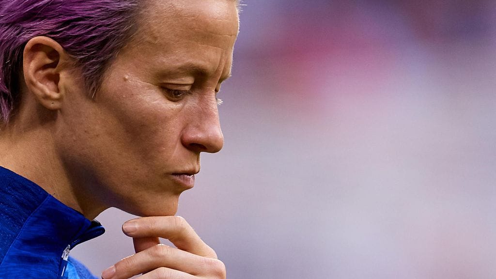 Megan Rapinoeta on halveerattu rajulla tekstillä.