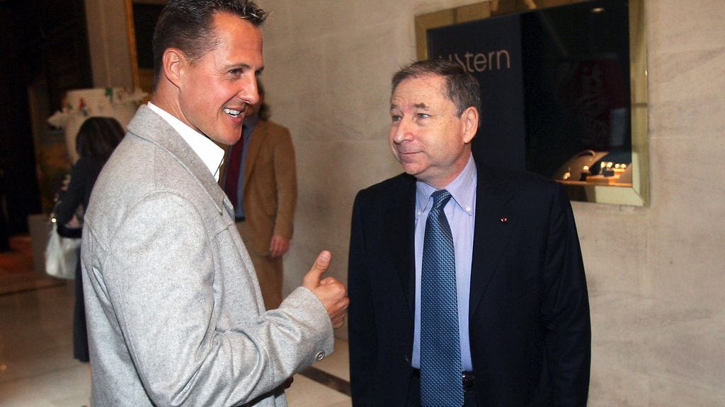 Michael Schumacher (vasemmalla) ja Jean Todt (oikealla) kansainvälisen autoliiton FIA:n presidenttivaalin alla vuonna 2009.
