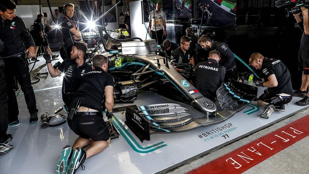 Valtteri Bottaksen autoa fiksattiin varikolla Britannian GP:n harjoituksissa.