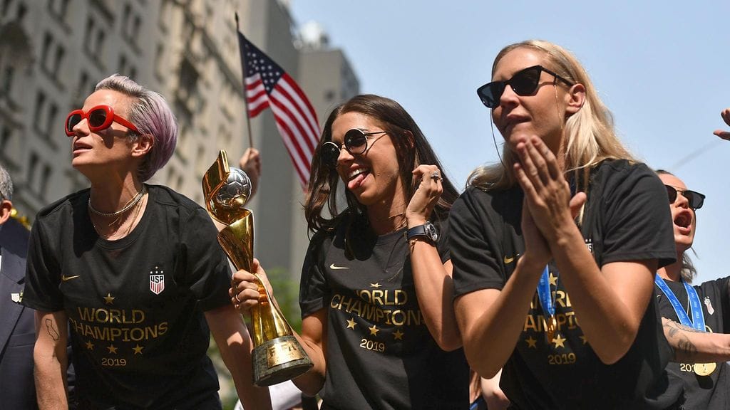 Allie Long (oik.) joutui ryöstön kohteeksi mestaruusjuhlissa.