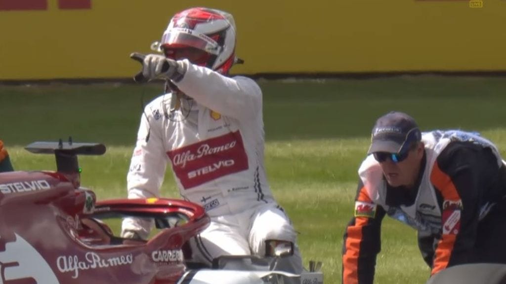 Kimi Räikkönen luotsasi autonsa takaisin satamaan Silverstonessa.