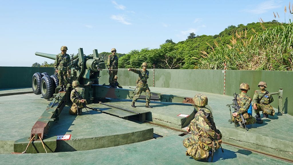 Taiwanilaiset sotilaaat harjoittelivat yhdysvaltalaisella M1 155mm Long Tom -tykillä vuonna 2013.