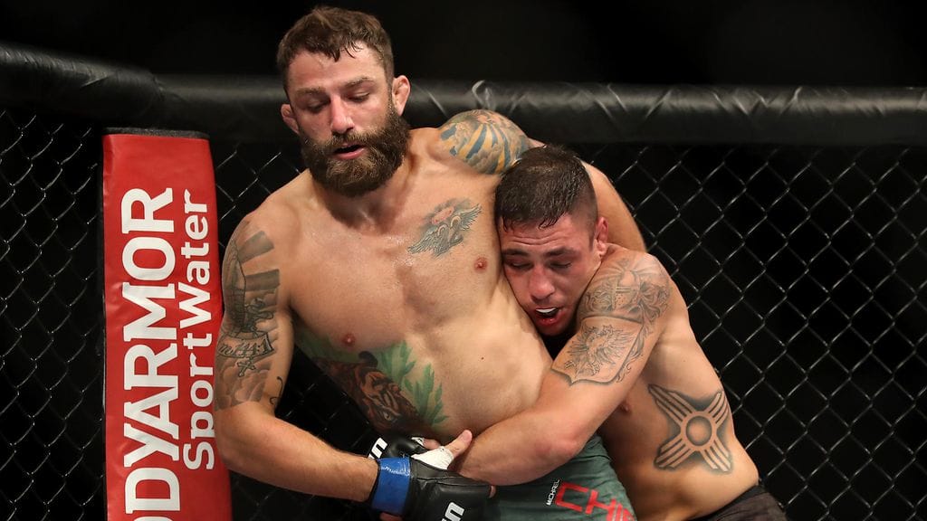 Diego Sanchez (oik.) yllätti työntämällä peukalonsa Michael Chiesan peräaukkoon.