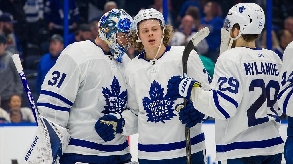 Kasperi Kapanen (kesk.) jatkaa William Nylanderin tapaan Toronto Maple Leafsissa.