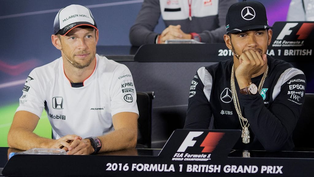 Jenson Button (vasemmalla) pamautti pöytään kovan näkemyksen Lewis Hamiltonin (oikealla) tulevaisuudesta.