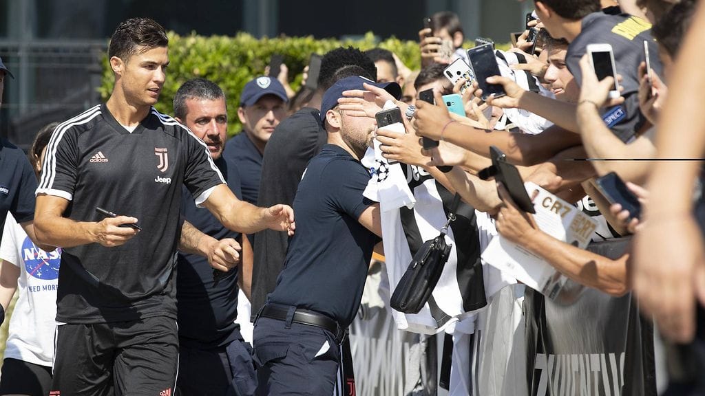 Cristiano Ronaldo jakoi faneille nimikirjoituksia.