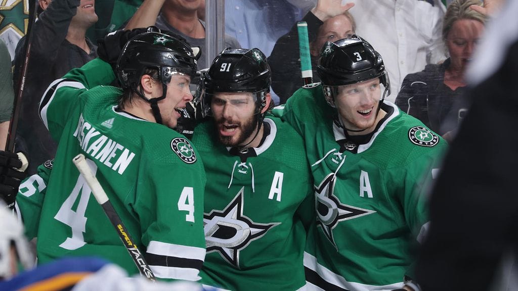 Tyler Seguin (kesk.) ylistää Miro Heiskasta.