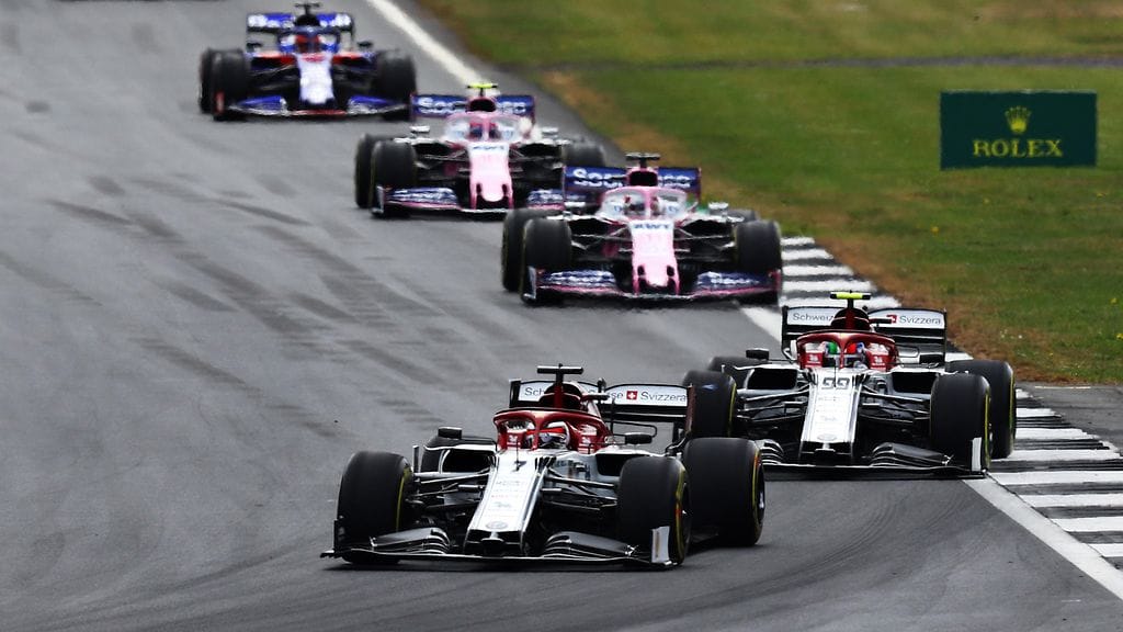 Kimi Räikkönen vetää letkaa Alfa Romeolla Britannian GP:ssä.