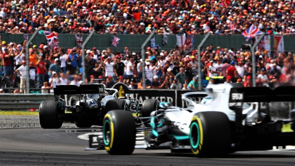 Lewis Hamilton ja Valtteri Bottas kävivät kovan taistelun kisan kärkipaikasta.