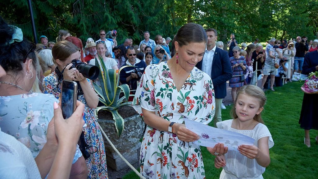 Kruununprinsessa Victoria ja prinsessa Estelle yhteiskuvassa.