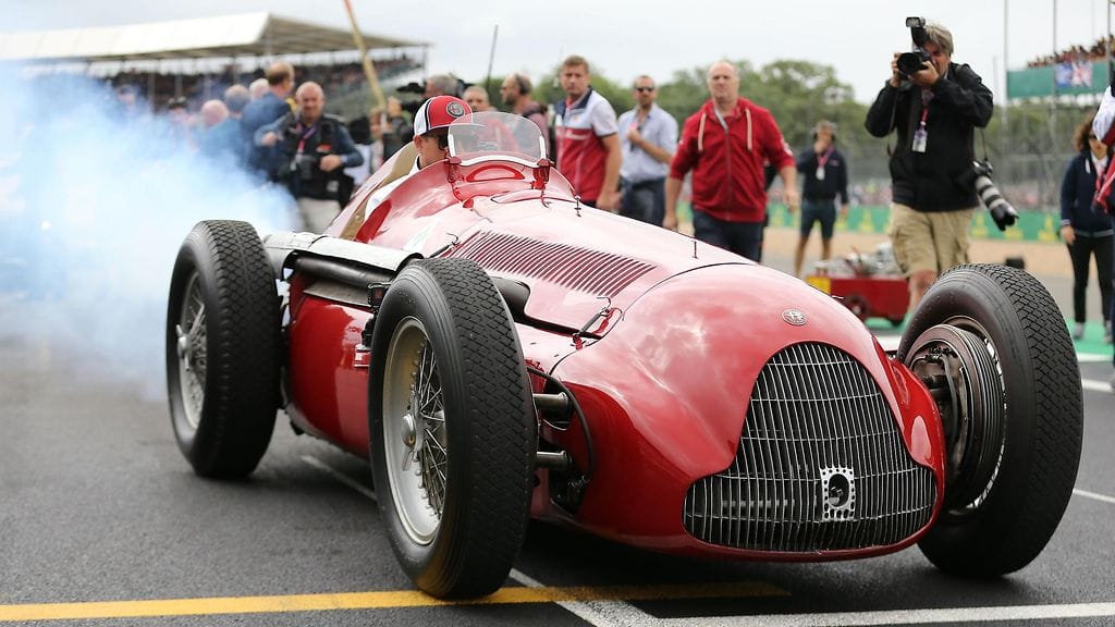 Kimi Räikkönen ajoi vuoden 1950 Alfa Romeon F1-autolla ennen Silverstonen kisaa.