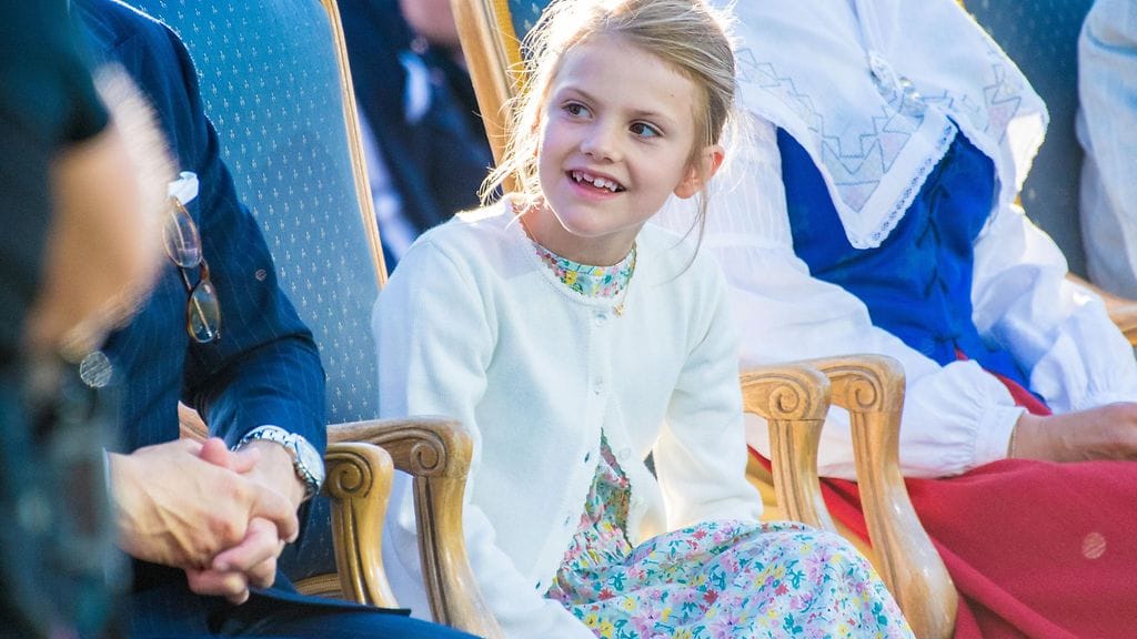 Estelle edusti äitinsä syntymäpäiväjuhlinnassa.