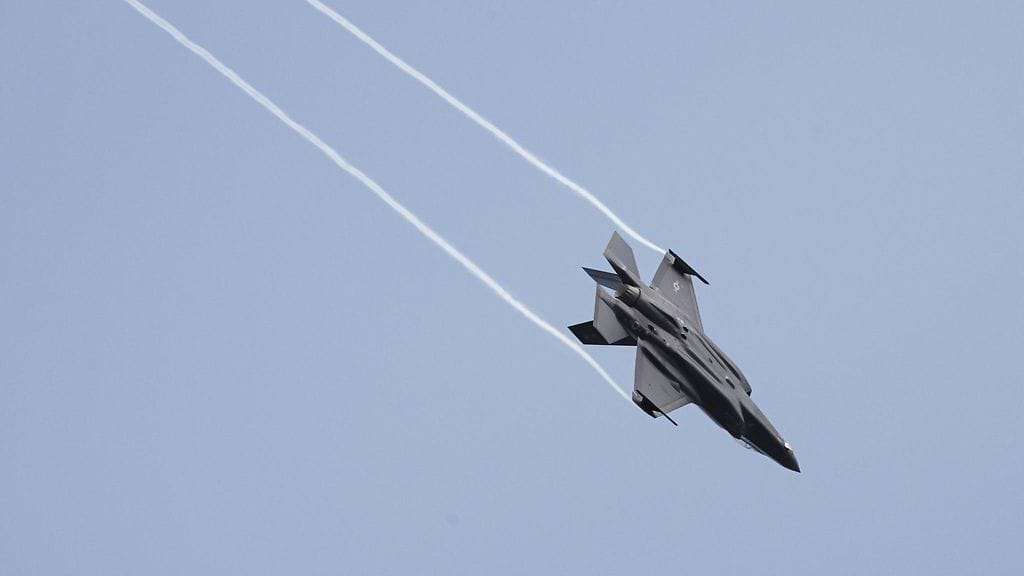 Kuvituskuvaa lentävästä hävittäjästä. Kuvassa Yhdysvaltojen ilmavoimien Lockheed Martin F-35A Lightning II -häivehävittäjä.