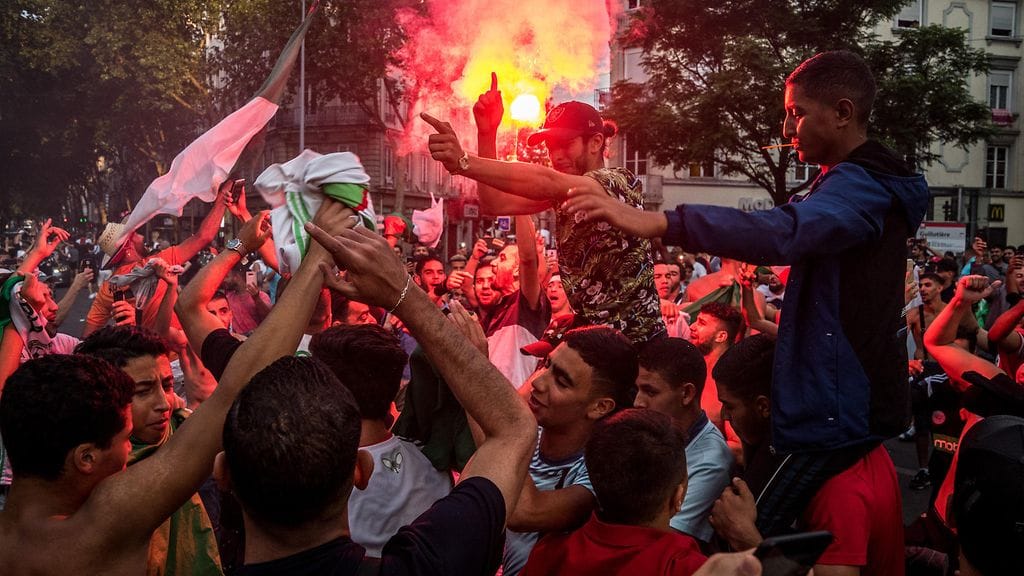 Algerian kannattajat panivat ranttaliksi juhlissa Lyonissa.