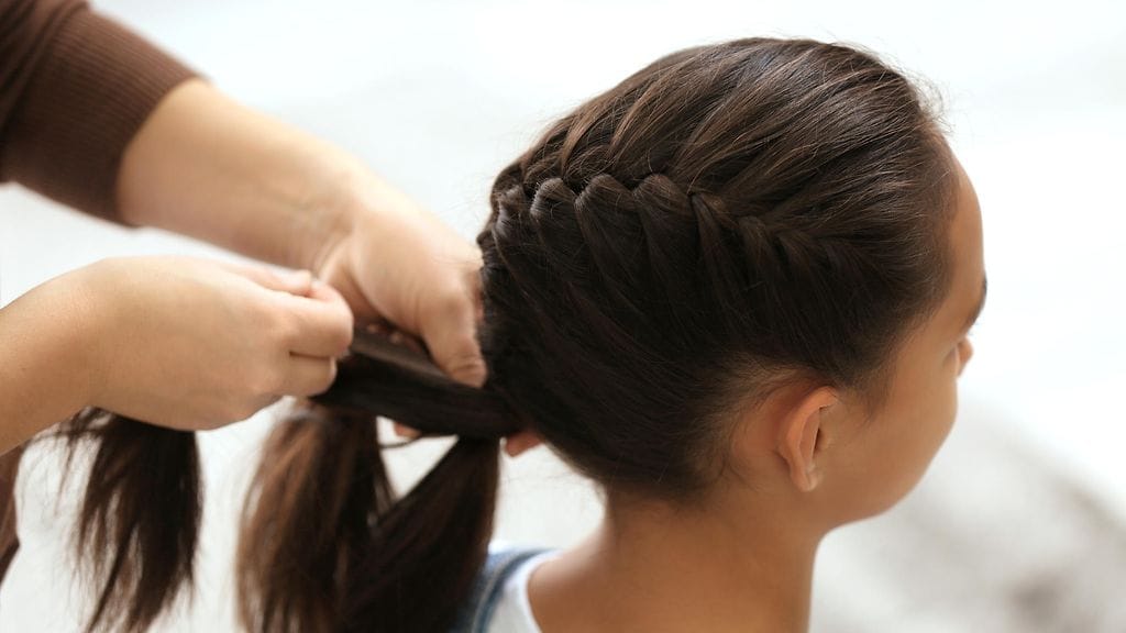 Joillekin hiustenlaitto aiheuttaa oireita, jotka muistuttavat sairaskohtausta.