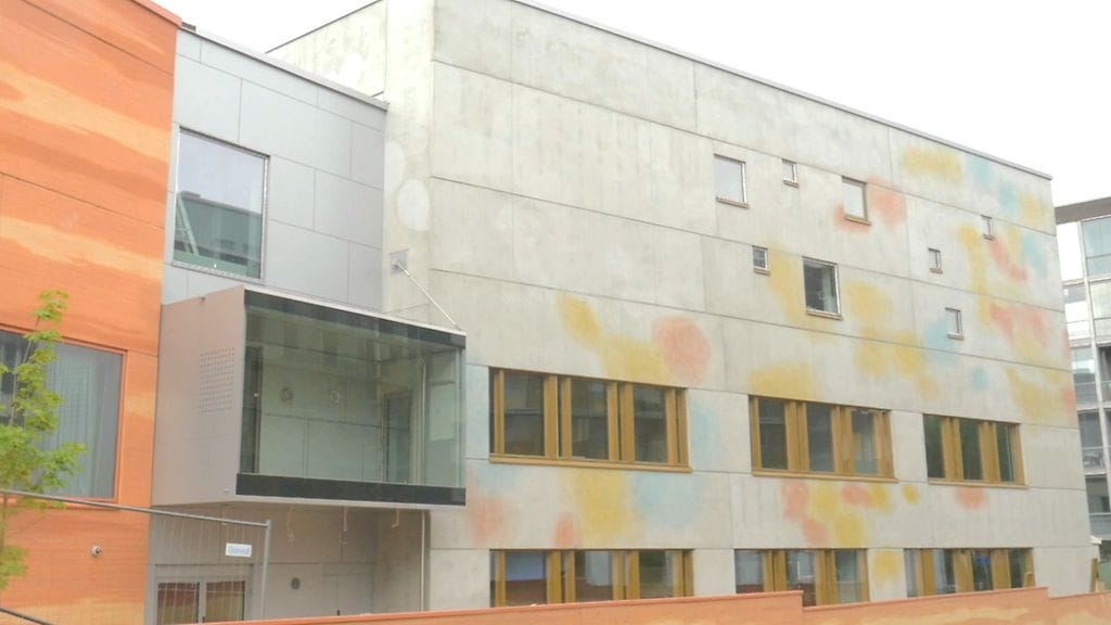 Vantaalaiset keräävät adressiin nimiä, jotta Aurinkokiven koulun julkisivun teos maalattaisiin piiloon.