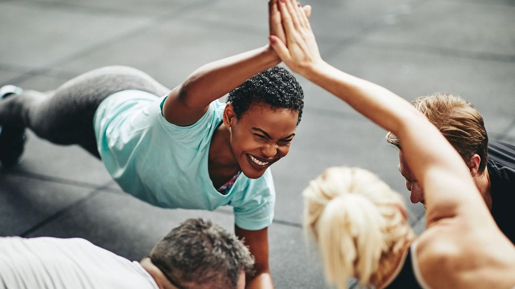 Tällä paritreenillä saat hauskalla tavalla voimaa yläkropan lihaksiin. Avuksi tarvitset vain pyyhkeen tai paidan, jonka avulla yläkropan treenaaminen sujuu helposti.