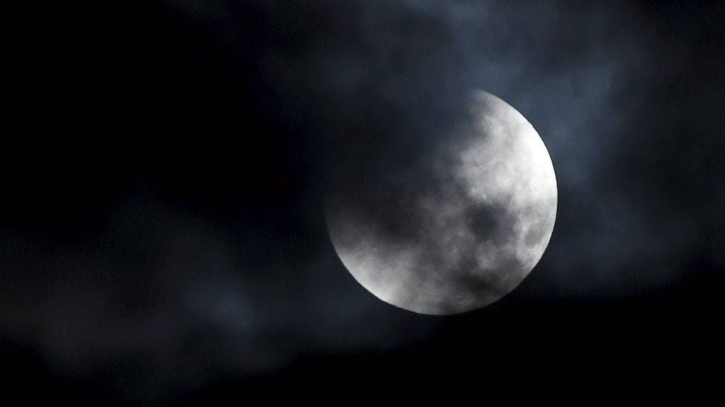 Tiistain ja keskiviikon välisenä yönä nähdään osittainen kuunpimennys.