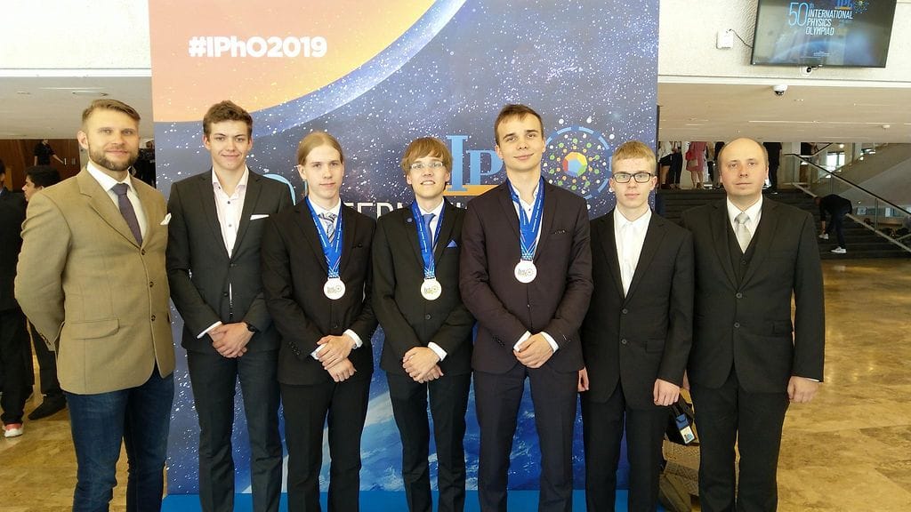 Kuvassa Suomen joukkue. Vasemmalta oikealle: Matti Väisänen, Tobias Jungmann, Antti Asikainen, Aleksi Kononen, Aleksander Heino, Pekka Ristola ja Lasse Franti.