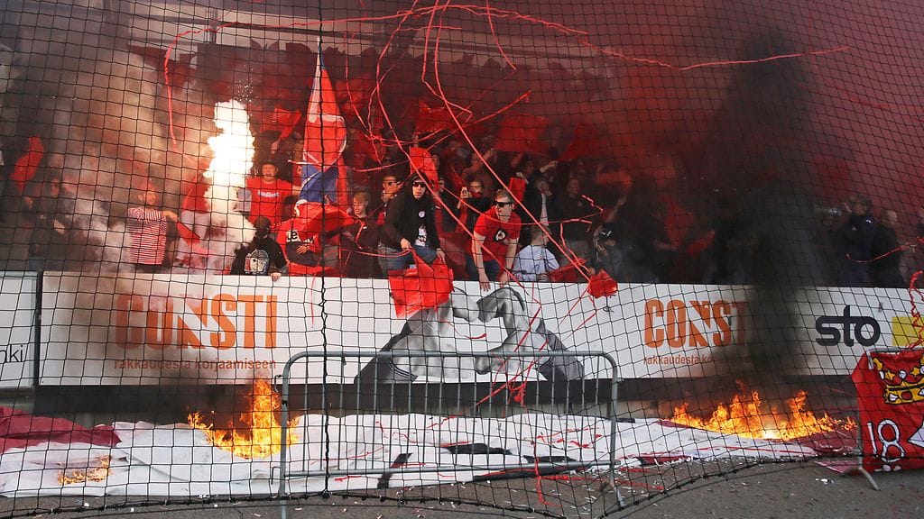 HIFK ja HJK saivat 1700 euron sakot kumpainenkin fanien turvallisuusmääräyksien rikkomisesta.