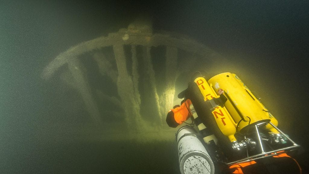 Sukeltaja tutkii Sipoon vesiltä löydettyä Diana-siipiratashinaajan hylkyä. Kuvituskuva.