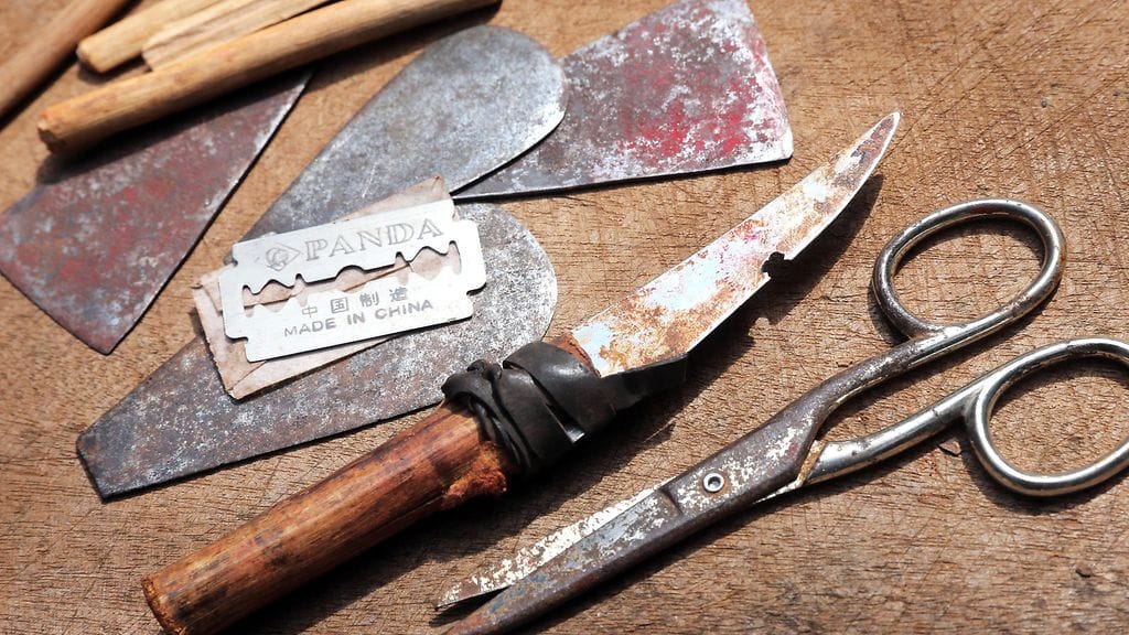 Tyttöjen ympärileikkaukseen käytettäviä työkaluja Keniassa.