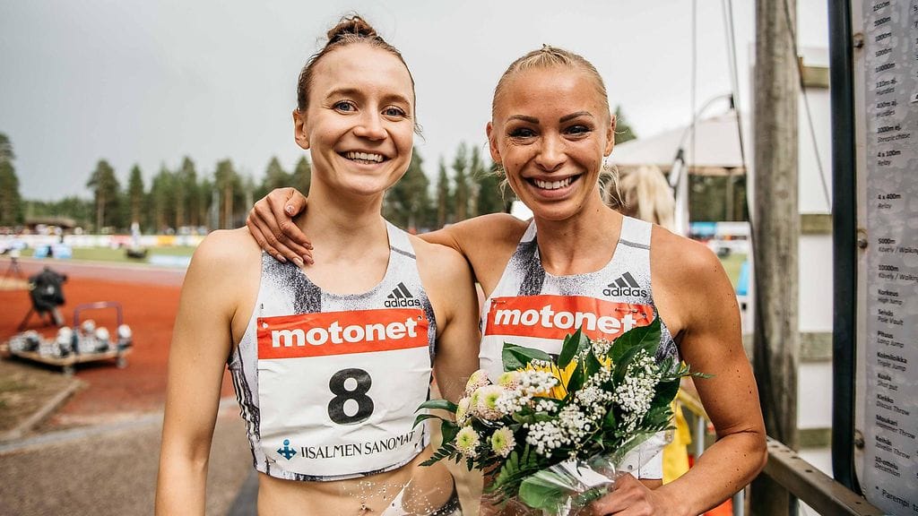 Annimari Korte (oik.) ja Reetta Hurske juoksivat keskiviikkona huippuajat Lapinlahden yleisurheiluillassa.