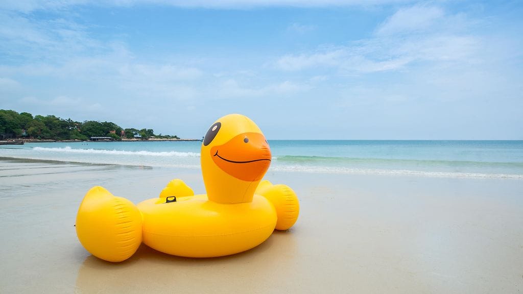 Rantapäivä muuttui paniikiksi, kun perheen pieni lapsi ajautui merelle ankan muotoisella uimapatjalla Yhdysvalloissa, kertoo CBS.