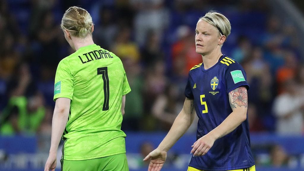 Ruotsin Hedvig Lindahl ja Nilla Fischer vaativat päättäjiltä tekoja ammattilaisuran ja perheen sovittamiseksi.