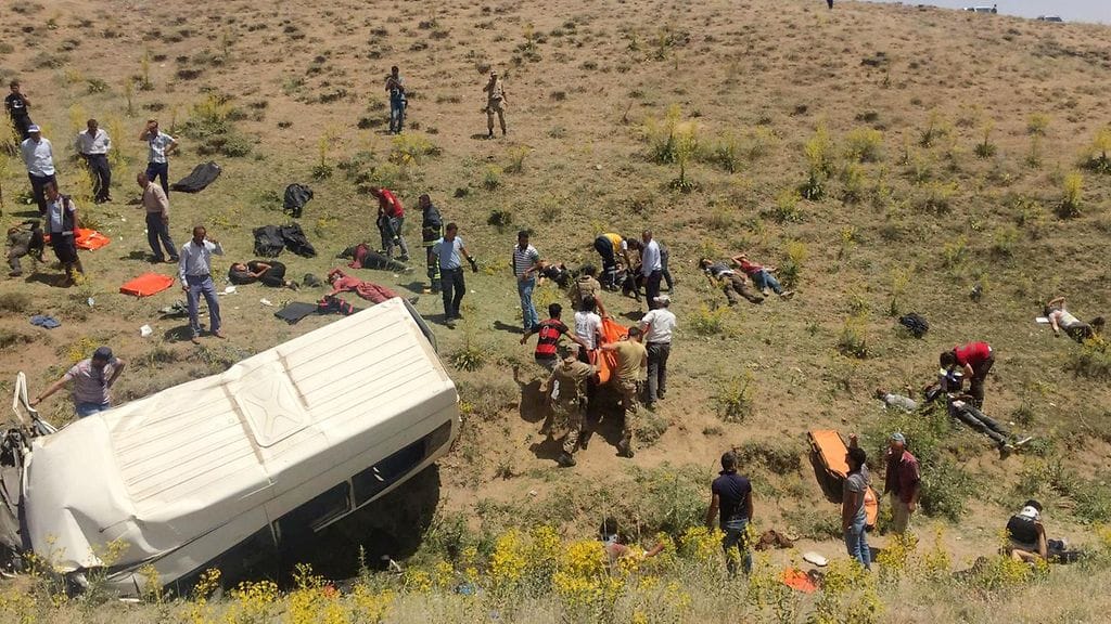 Turkkilaiset sotilaat ja pelastushenkilökunta auttavat bussissa loukkaantuneita.