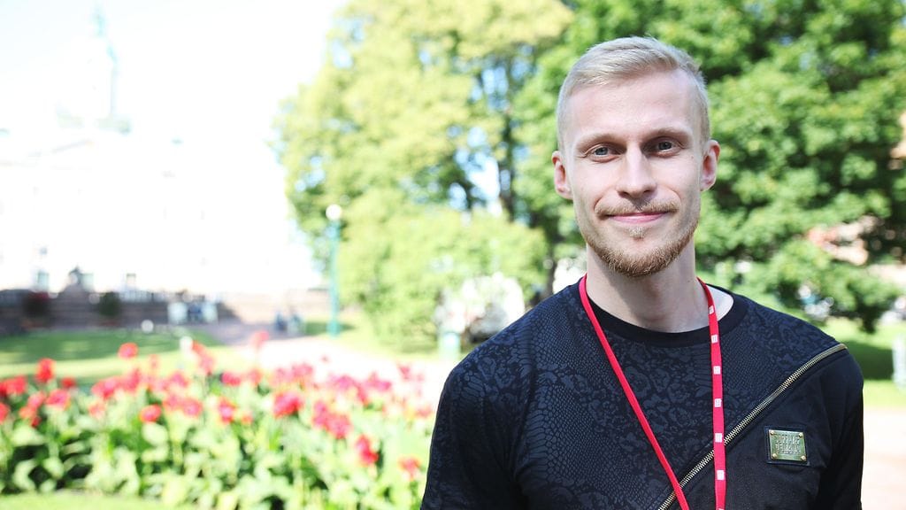 Roni Bäck nähtiin yhtenä SuomiAreenan puhujista heinäkuussa 2019.