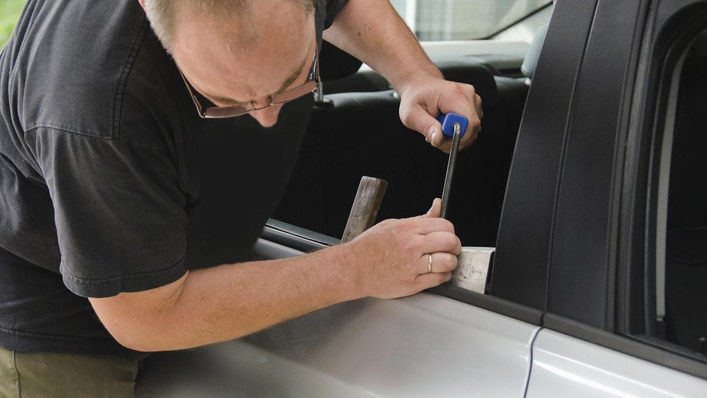 Peltityöt vievät tyypillisesti paljon sekä aikaa että rahaa, mikä lienee yksi syy autoilijoiden haluttomuuteen korjauttaa pieniä kolhuja.